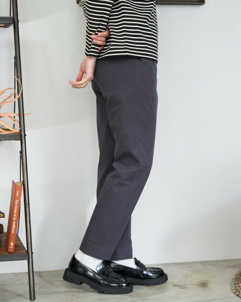 タックテーパードパンツ