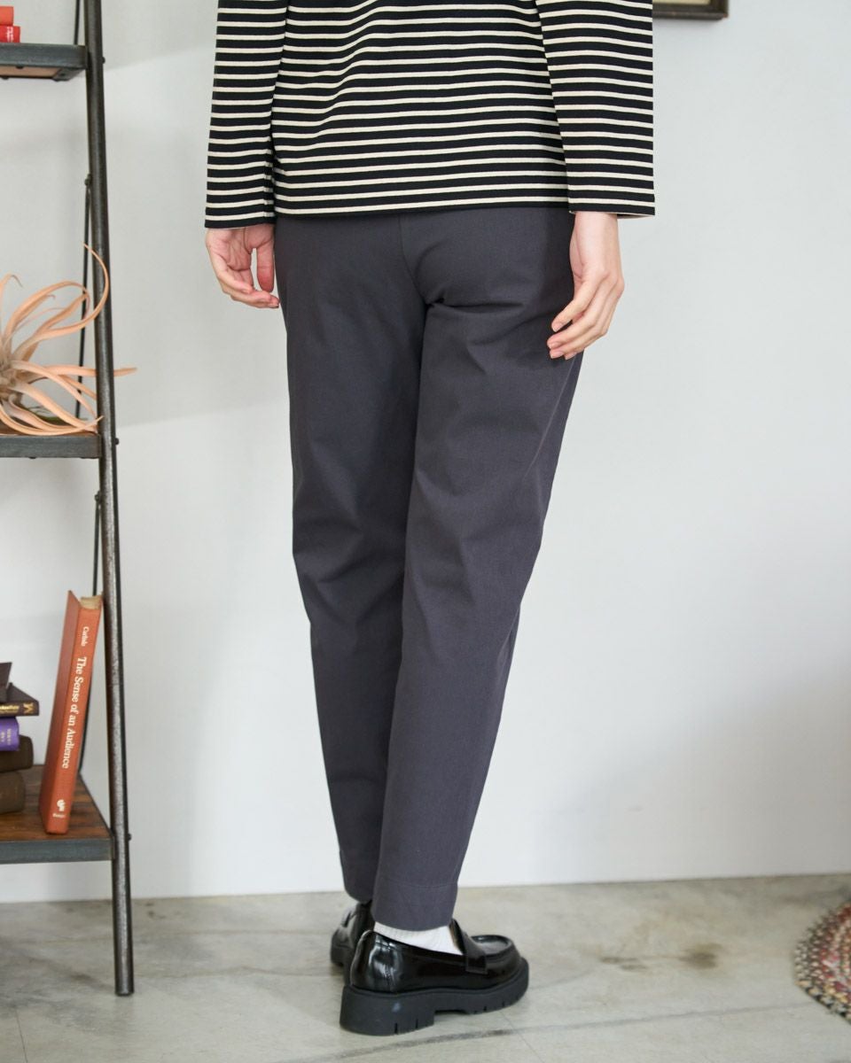 タックテーパードパンツ