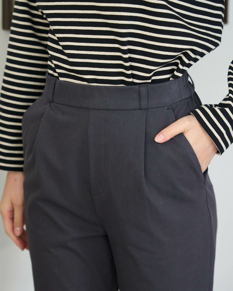 タックテーパードパンツ