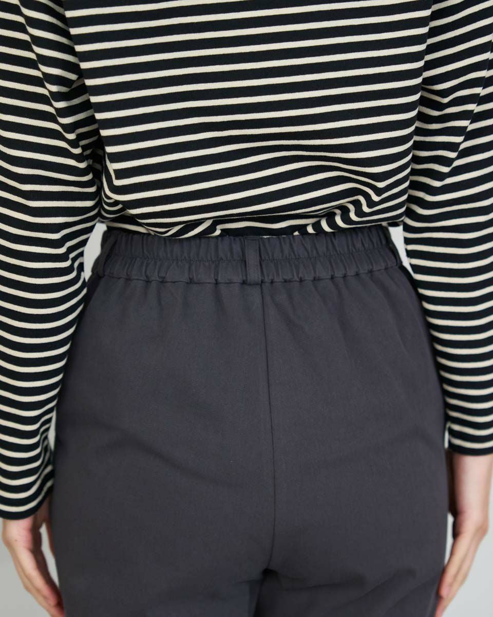 タックテーパードパンツ