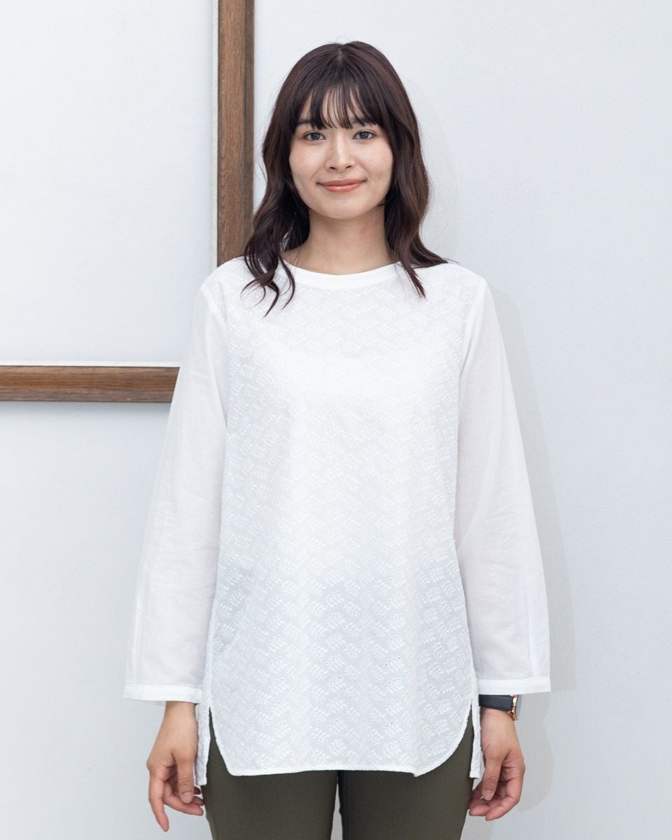 アイレット刺しゅうブラウス