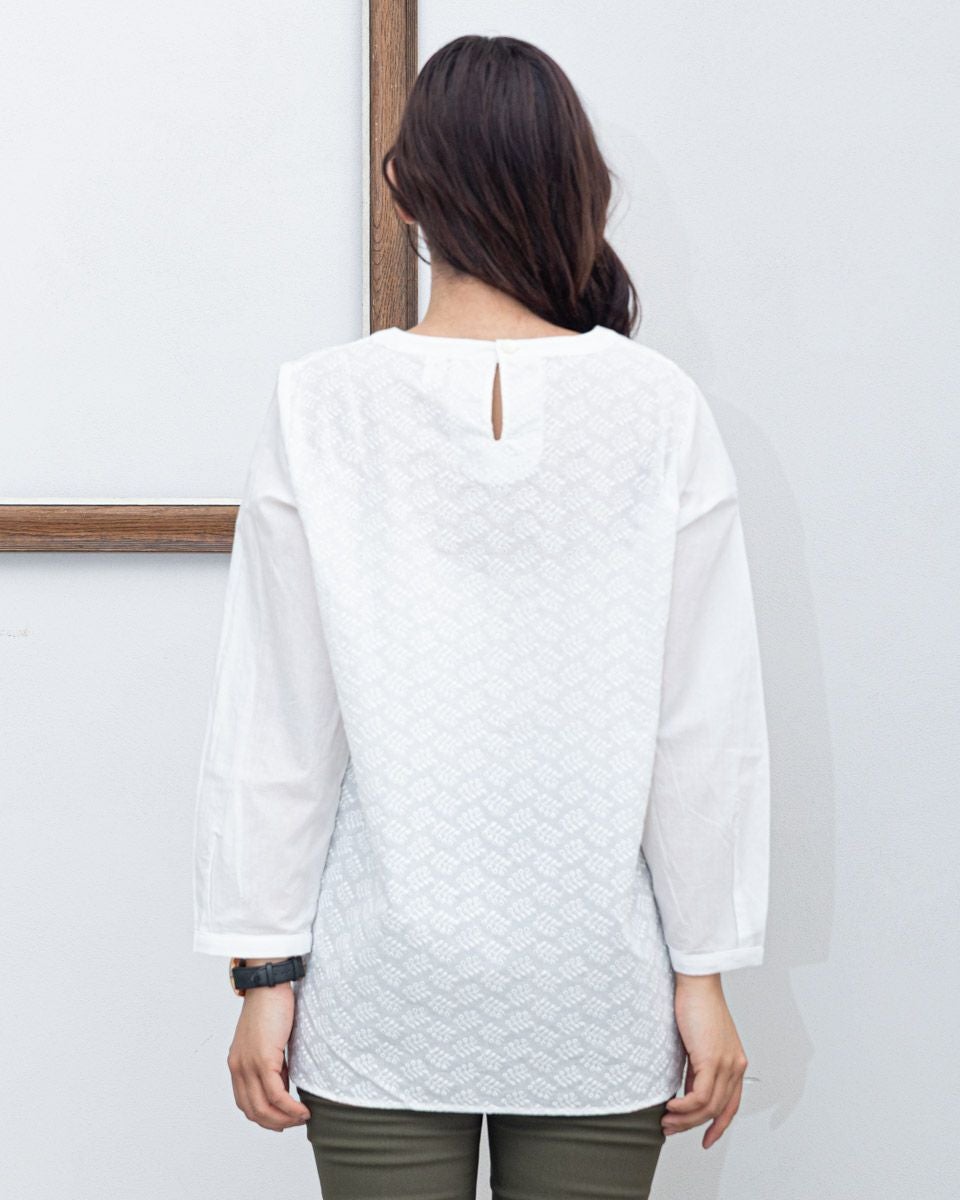 アイレット刺しゅうブラウス