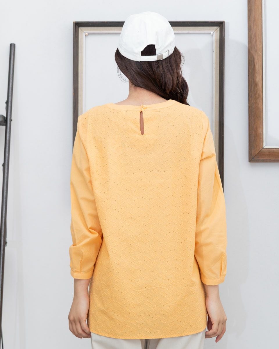 アイレット刺しゅうブラウス