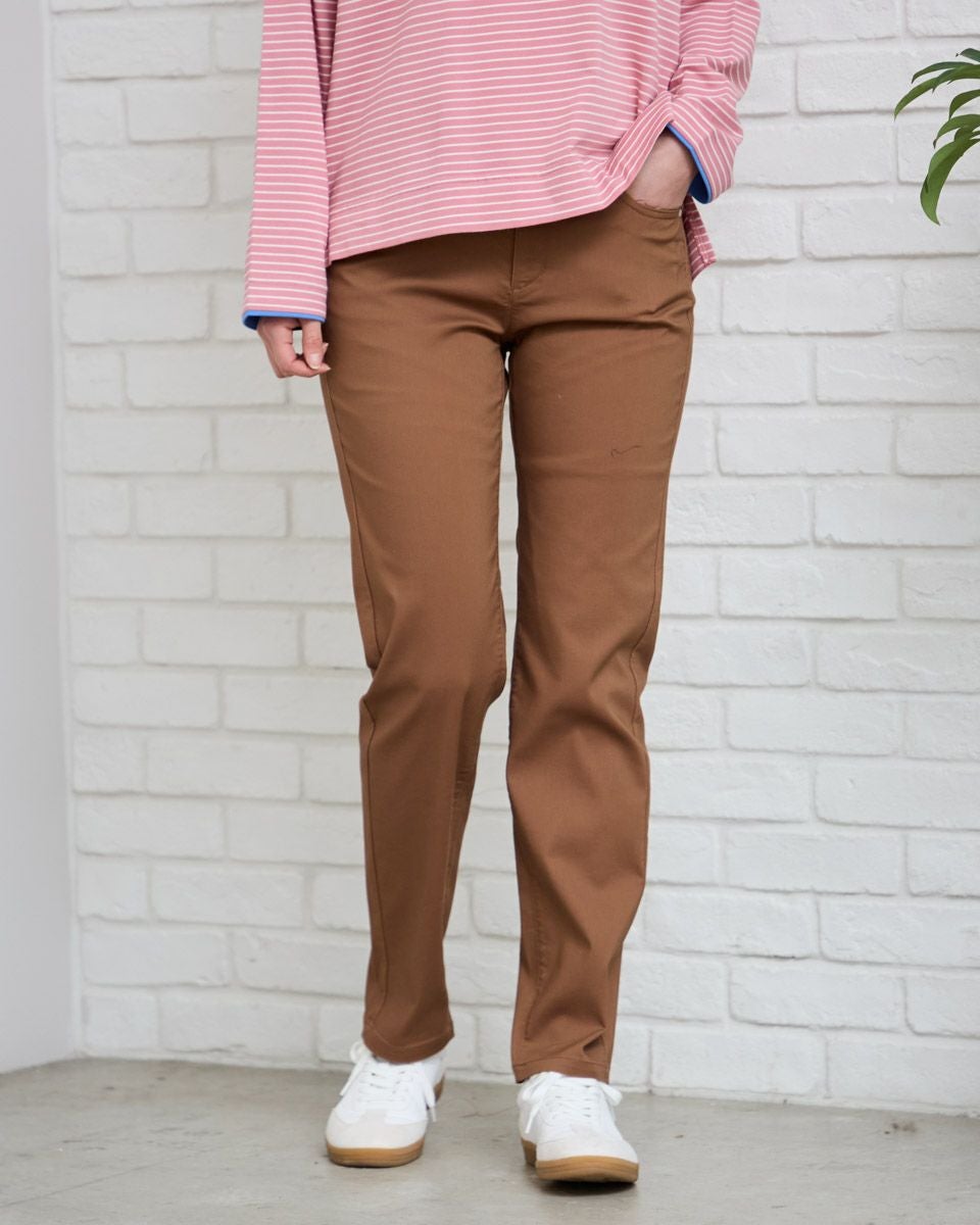 テーパードパンツ