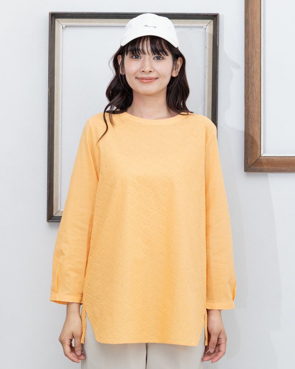 アイレット刺しゅうブラウス