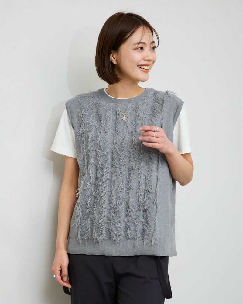 フリンジノースリーブニット