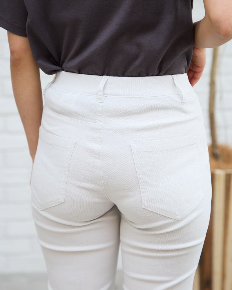 テーパードパンツ