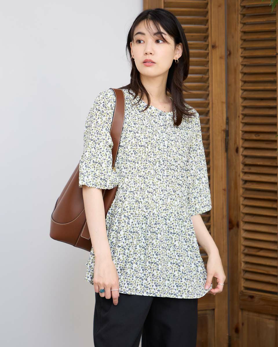 シャーリングブラウス